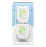 Este hilo dental con estilo de cinta tiene una forma plana para entrar en espacios reducidos y tiene una capa de cera de origen natural. 